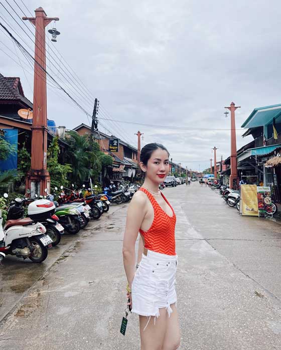 พลอย ภัทรากร แจกวาร์ป สาวสวย เซ็กซี่ นักแสดงซิตคอม อาจารย์คง 36